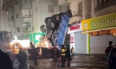 سقوط تريلا من أعلى دائري ترسا واشتعال النيران بها