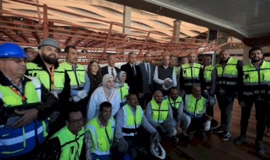 وزير السياحة يشهد تثبيت أول قطعة خشبية على الهيكل الخاص بإعادة تركيب مركب الملك خوفو الثانية