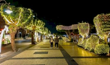 الأقصر تتزين بأشجار الكريسماس والأضواء المبهرة قبل دخول 2026