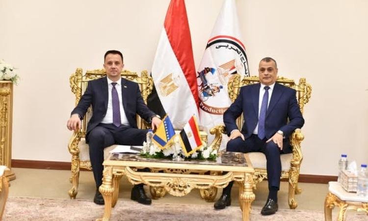 وزير الإنتاج الحربي ووزير الطاقة والتعدين البوسني يناقشان سبل التعاون