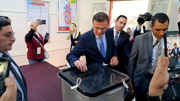 وزير الزراعة يدلي بصوته في جولة الإعادة بانتخابات مجلس النواب بالإسكندرية