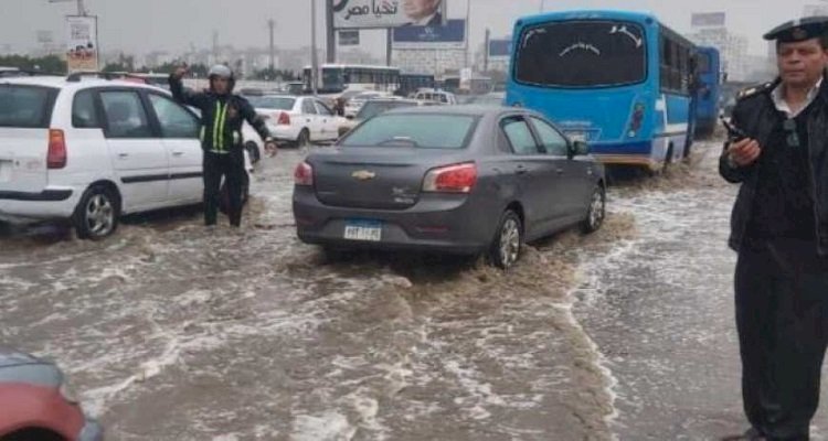 نشر سيارات إغاثة على الطرق السريعة بعد سقوط أمطار