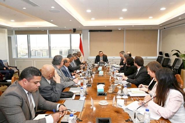 وزير الإسكان يستقبل وفد من بنك الاستثمار الأوروبي EIB لبحث تعزيز فرص التعاون المشترك وموقف المشروعات الجارية