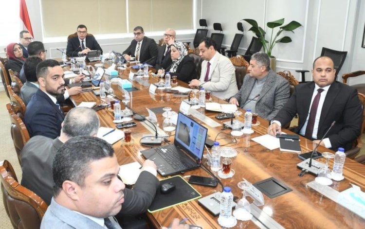 وزير الإسكان يتابع سير العمل بقطاع التخطيط والمشروعات بهيئة المجتمعات العمرانية