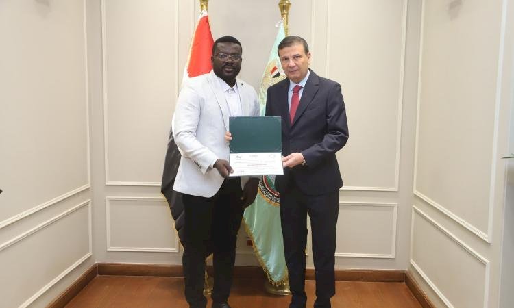 وزير الزراعة يُسلّم شهادات التخرج لمتدربين من 10 دول أفريقية