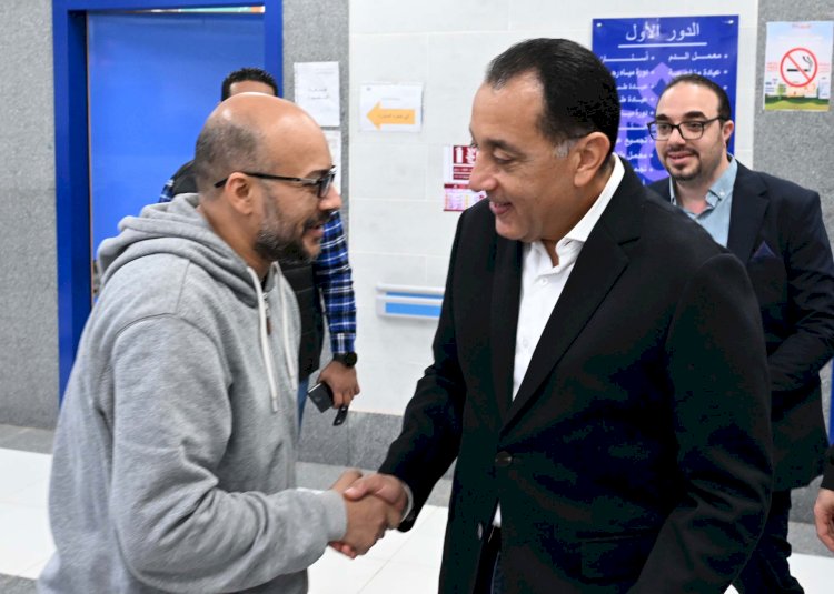 رئيس الوزراء يجري حوارا مع المواطنين حول الخدمات المقدمة ويطمئن على مستوى رضاهم