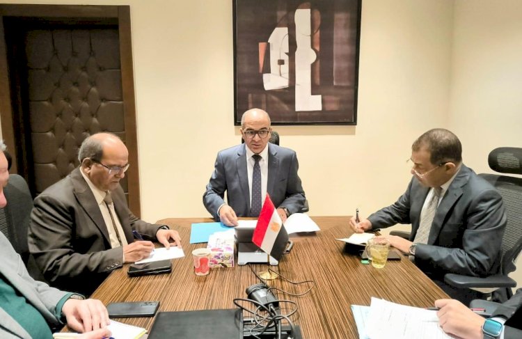 نائب وزير الإسكان يعقد اجتماعًا لمتابعة الاحتياجات من الطلمبات لشركات مياه الشرب والصرف الصحي