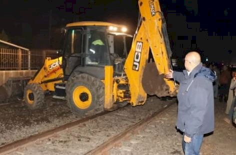 محافظ القليوبية ومدير الأمن ينتقلان لموقع سقوط حاويات من على قطار بطوخ