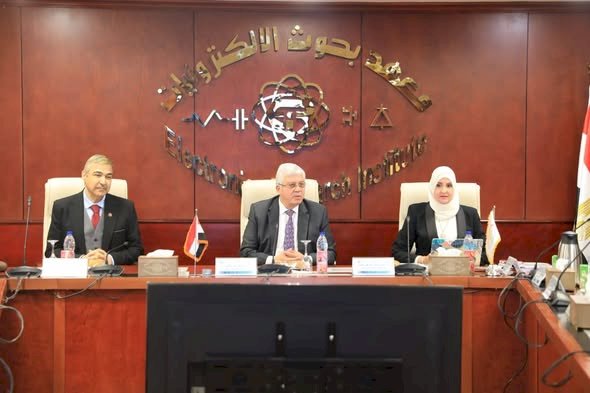 وزير التعليم العالي يترأس اجتماع مجلس إدارة معهد بحوث الإلكترونيات بتشكيله الجديد