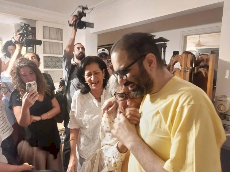 بعد العفو الرئاسي.. رفع اسم علاء عبد الفتاح من قوائم الممنوعين من السفر بقرار من النائب العام