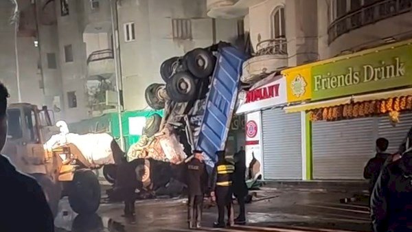 سقوط تريلا من أعلى دائري ترسا واشتعال النيران بها