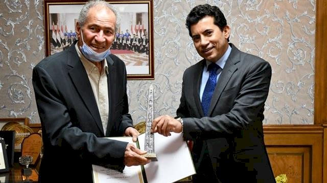 وزير الرياضة يهنئ حسن مصطفى لفوزه برئاسة الاتحاد الدولى لكرة اليد
