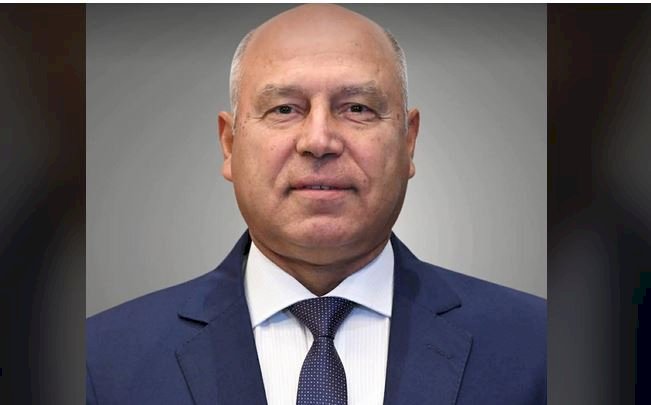 وزير الصناعة والنقل يصل العاصمة العمانية مسقط للمشاركة في منتدى الأعمال المصري العماني