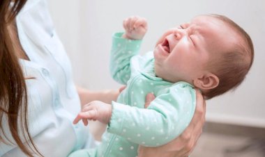 ابنك بيعيط كتير.. اكتشف أعراض المغص عند الأطفال وسر تكراره