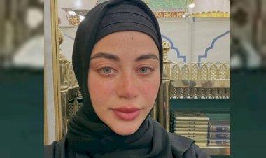 بالحجاب والدموع.. يارا السكري توثق زيارة الروضة الشريفة