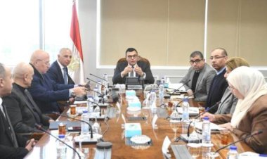 وزير الإسكان يعقد اجتماعًا مع مسئولي شركة السويدي لدفع العمل بالمشروعات
