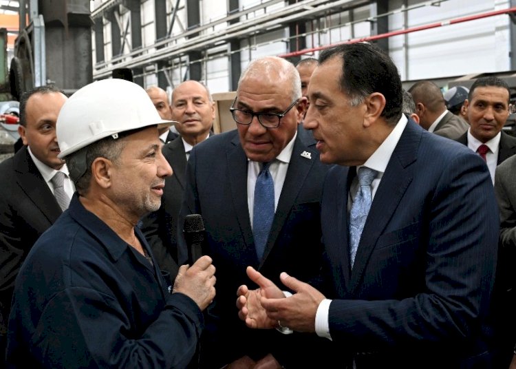 خلال زيارته لمصنع "سيماف".. رئيس الوزراء يجري حوارا وديا مع العاملين بالمصنع حول خطط التطوير الجديدة