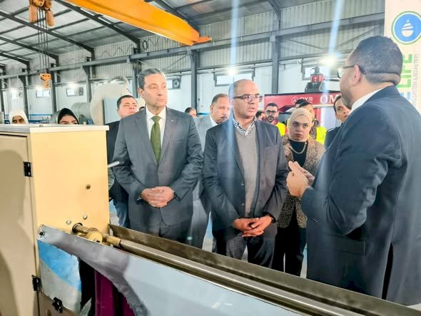 نائب وزير الإسكان يتفقد مصنعاً للمنتجات المرتبطة بأنظمة تحلية مياه البحر بمحافظة دمياط