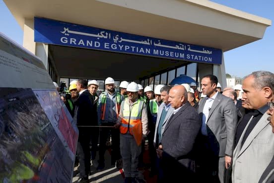 وزير الصناعة والنقل يجري جولة  هامة بالمرحلة الأولى من الخط الرابع للمترو 