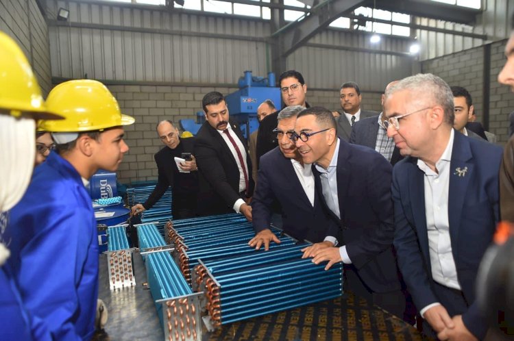 وزير الاستثمار يتفقد عدد من المصانع العاملة بالمنطقة الاستثمارية بميت غمر