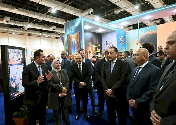 رئيس الوزراء يتفقد جناح مركز المعلومات ودعم اتخاذ القرار بمجلس الوزراء