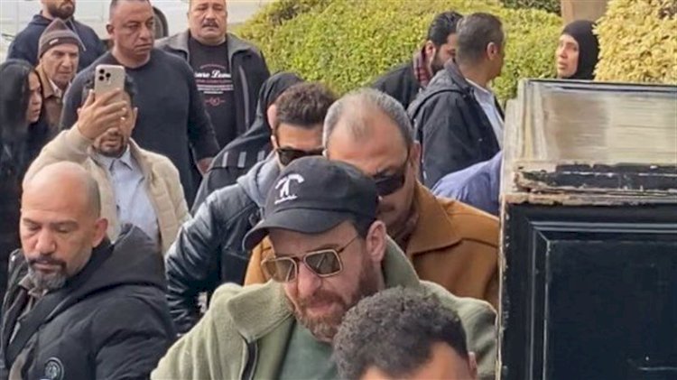 نضال الشافعى يشيع جثمان والدته بحضور خالد جلال