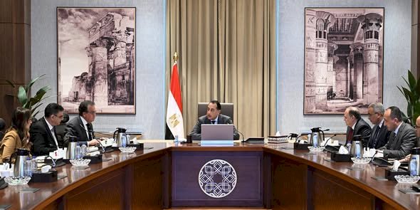 رئيس الوزراء يُتابع موقف توافر الأدوية والمستلزمات الطبية وسداد مُستحقات شركات الدواء