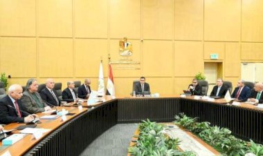 وزير الإسكان يترأس اجتماع لجنة السياسات للشركة القابضة لمياه الشرب والصرف الصحي