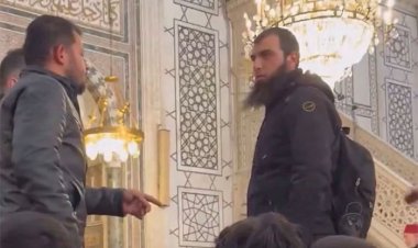 تلقيت وحيا من الله.. تركي يزعم أنه المهدي المنتظر في الجامع الأموي