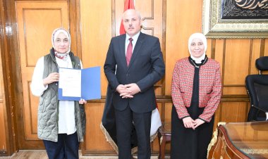 رئيس جامعة قناة السويس يُكرّم المهندسة أمل شكري يوسف مدير إدارة الكهروميكانيكا بالإدارة العامة للشؤون الهندسية لبلوغها سن التقاعد.