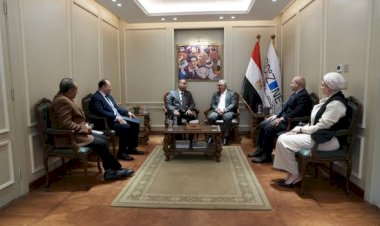 رئيس اقتصادية قناة السويس يستقبل وزير العمل لبحث التعاون والتكامل بين الجانبين