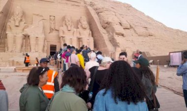 توافد السائحين والزائرين لمشاهدة ظاهرة تعامد الشمس بمدينة أبو سمبل السياحية