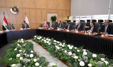 وزير الصناعة يبحث مع محافظ القاهرة ورئيس اتحاد الصناعات خطة تطوير شاملة لمنطقة شق الثعبان