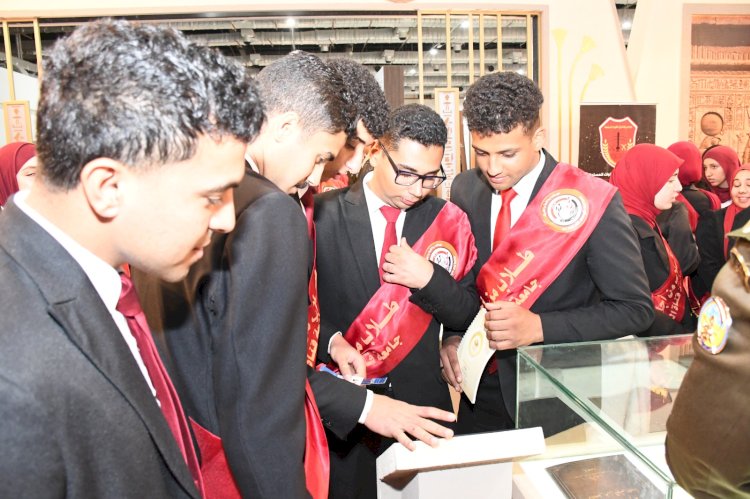 طلاب «من أجل مصر» بجامعة قناة السويس في زيارة  لجناح وزارة الدفاع بمعرض القاهرة الدولي للكتاب