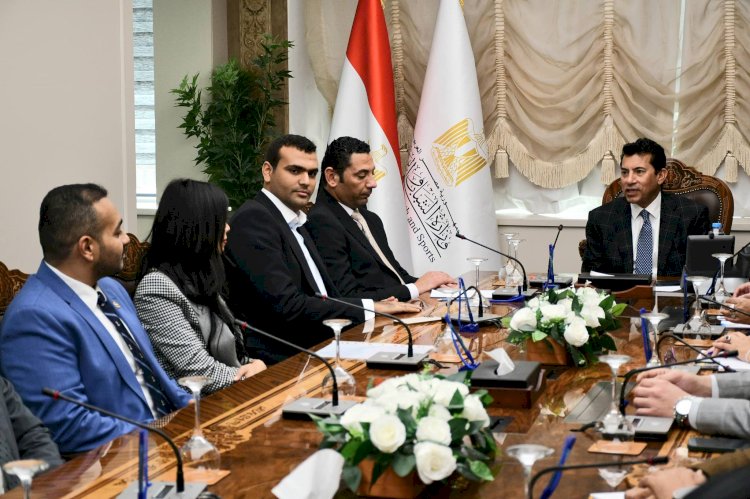 وزير الشباب والرياضة يجتمع بالسادة نواب البرلمان خريجي برامج الوزارة للمحاكاة