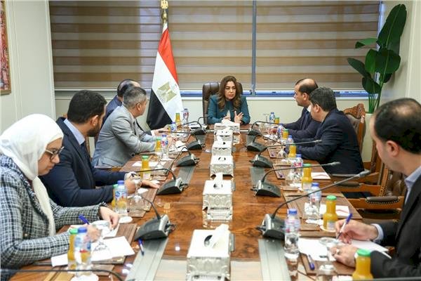 وزيرة التنمية المحلية والبيئة تعقد اجتماعاً مع عدد من قيادات الوزارة لمتابعة بعض الملفات