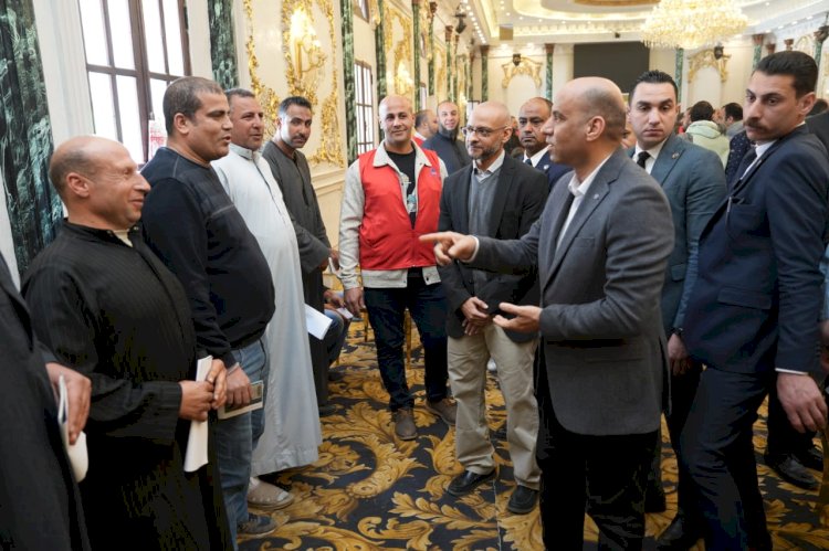 وزير العمل يتفقد اختبارات 2800 عامل من المرشحين لموسم الحج على مهنة "جزار"