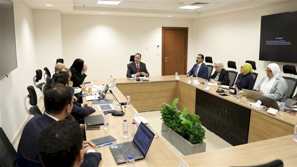 نائب وزير الصحة يبحث مع «صندوق مصر السيادي» آليات التعاون في تطوير الرعاية الصحية