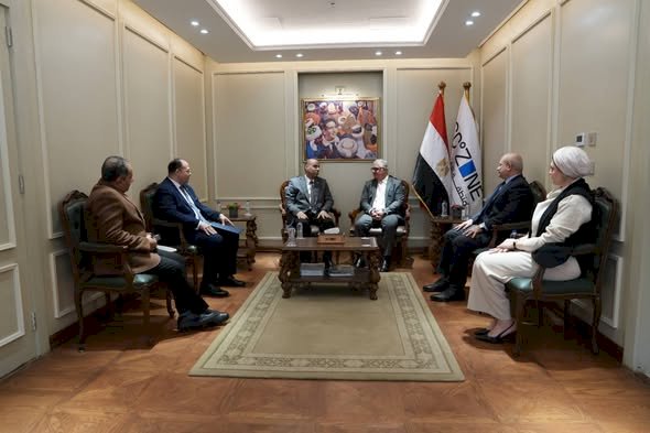 رئيس اقتصادية قناة السويس يستقبل وزير العمل لبحث التعاون والتكامل بين الجانبين