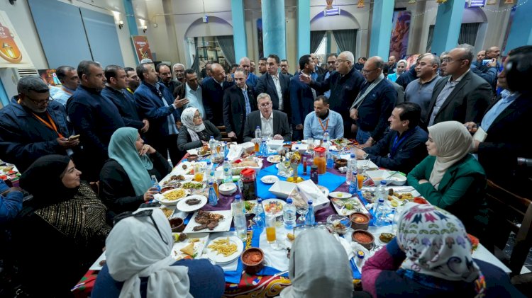 وزير البترول يشارك العاملين إفطار رمضان في حقول الشركة العامة للبترول برأس غارب