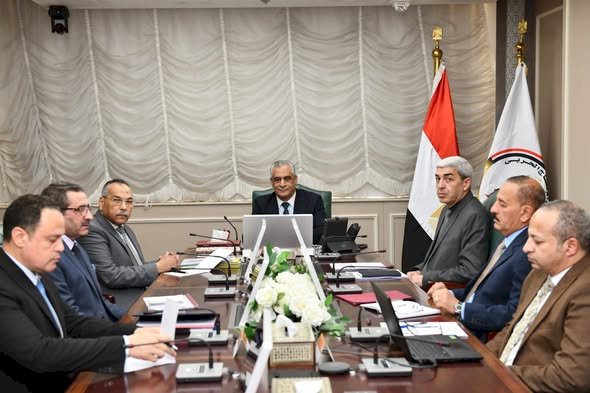 وزير الدولة للإنتاج الحربي يبحث سبل تطوير المنتجات العسكرية وخطوط الإنتاج داخل شركات الإنتاج الحربي