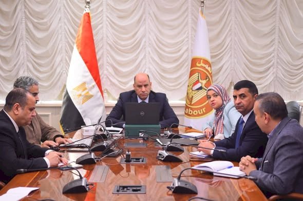 وزير العمل يوجه بمتابعة لحظية لأوضاع العمال المصريين في الخارج وسط التطورات الراهنة