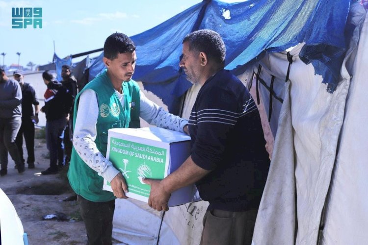 مركز الملك سلمان للإغاثة يوزع وجبات وسلالًا غذائية على النازحين في قطاع غزة