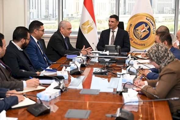 وزير الصناعة يبحث مع مجموعة العربي خطة إقامة توسعات جديدة بقيمة 480 مليون دولار بمدينة قويسنا