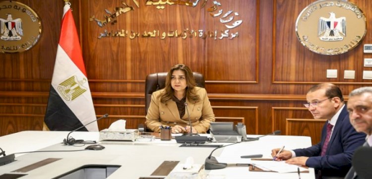 وزيرة التنمية تتابع مع المحافظات الإجراءات الخاصة بتحديد أسعار تعريفة الركوب الجديدة لسيارات الأجرة